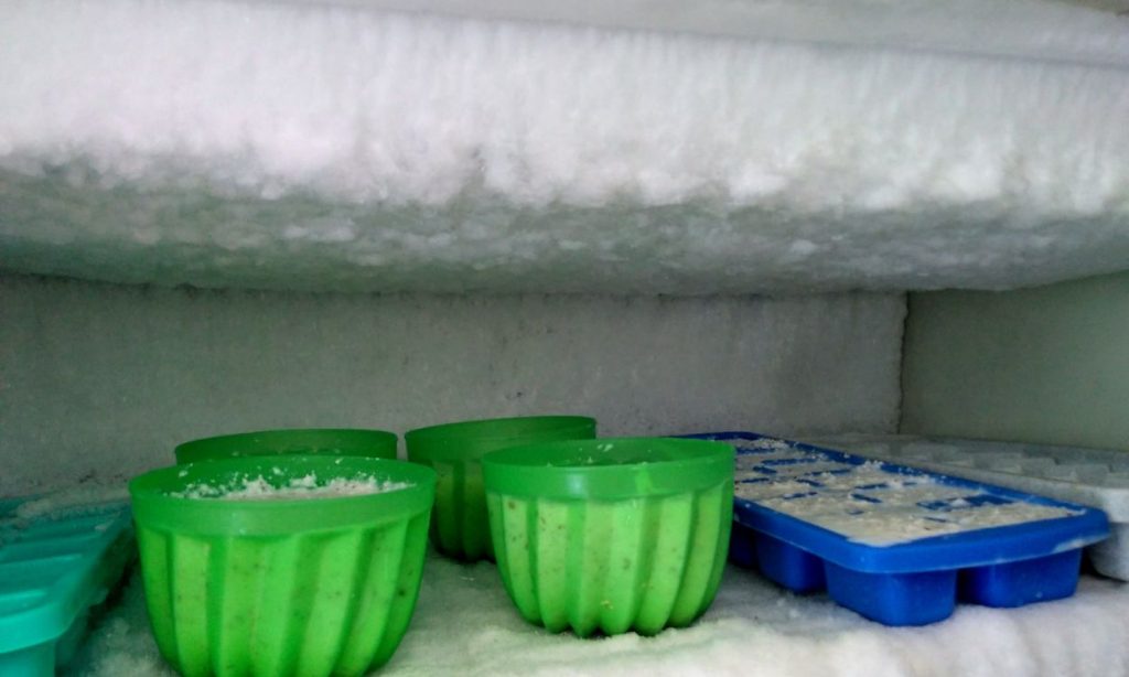 Quels sont les facteurs qui déterminent le temps nécessaire au dégivrage d'un réfrigérateur-congélateur 